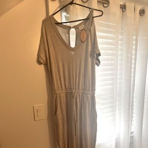 Le lis jumpsuit size small NWT